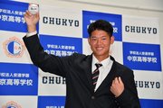 ドラゴンズに４位指名され、笑顔でポーズを取る鈴木悠悟＝２２日午後６時５６分、瑞浪市土岐町、中京高校（撮影・山田雄大）