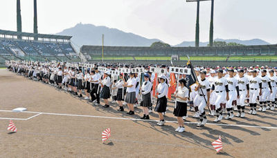 開会式で入場行進する選手ら