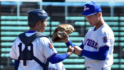 藤枝明誠×県岐阜商＝７回表、２死満塁のピンチで励まし合う県岐阜商の先発森（右）と水野＝長良川
