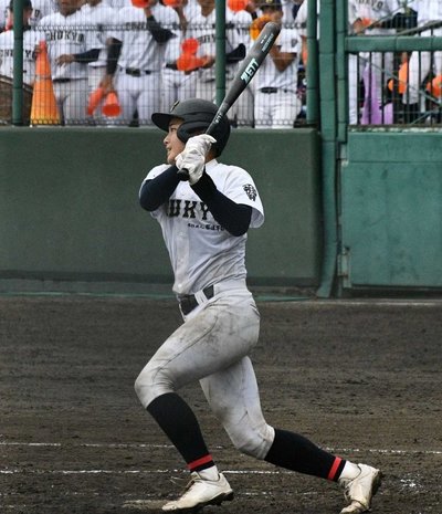 中京×池田=8回裏中京1死三塁、金本快打が中前に勝ち越し打を放つ=弘光舎レインボー