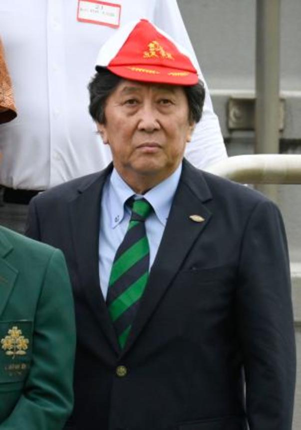 　記念のキャップをかぶる松尾雄治さん＝１２日、東京・秩父宮ラグビー場