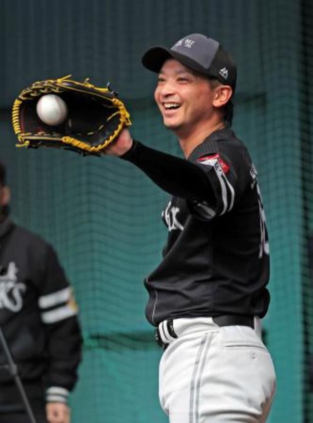 　投球練習中に笑顔を見せるソフトバンク・東浜＝宮崎