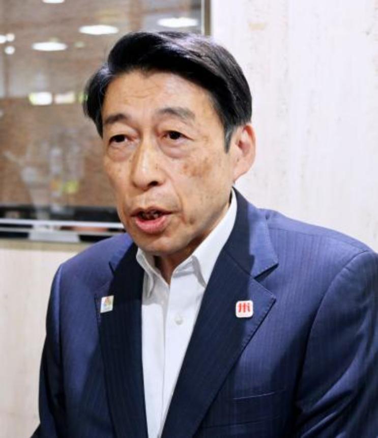　記者団の取材に応じる福岡県の服部誠太郎知事＝１８日午前、福岡市