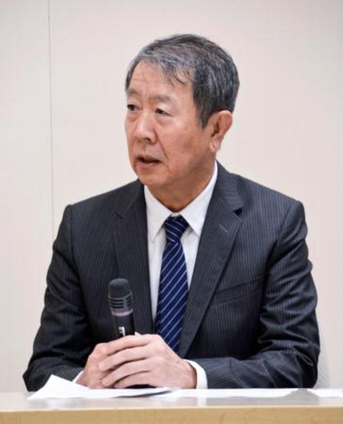 　東京都の担当者と面会する江蔵智さん＝２４日午後、東京都庁