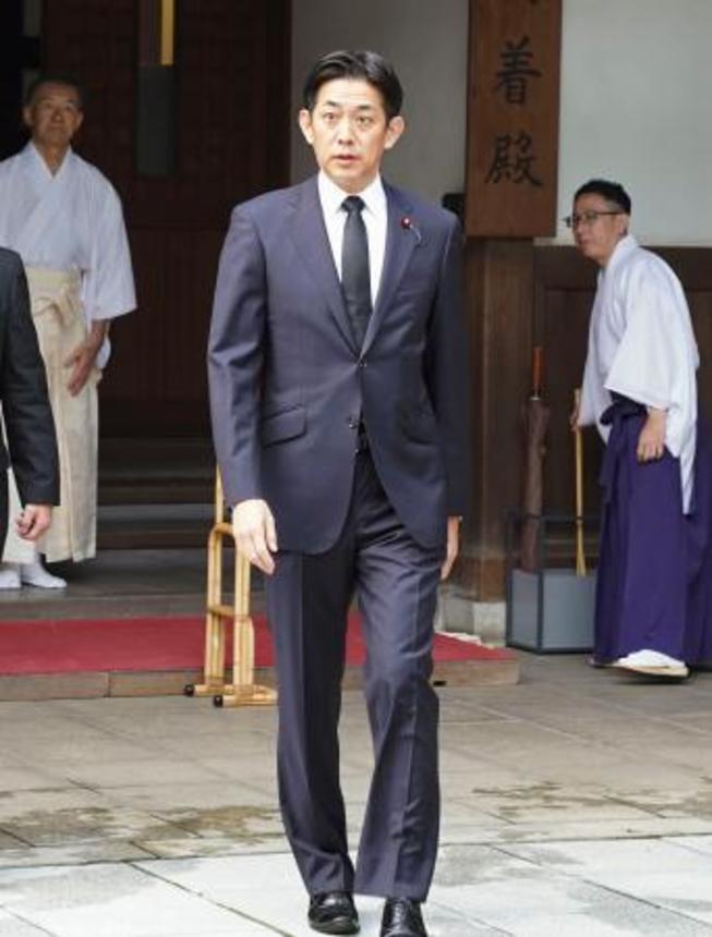 　靖国神社を参拝した自民党の小林政調会長＝１６日午前、東京・九段北