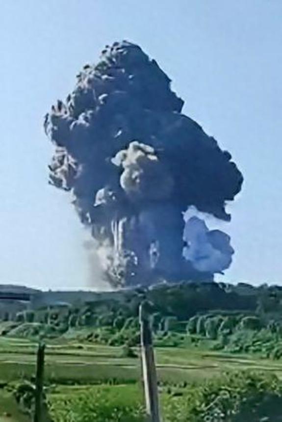 　１６日、爆発が発生した中国湖南省の花火製造工場から立ち上る黒煙として「微博（ウェイボ）」に投稿された画像（共同）
