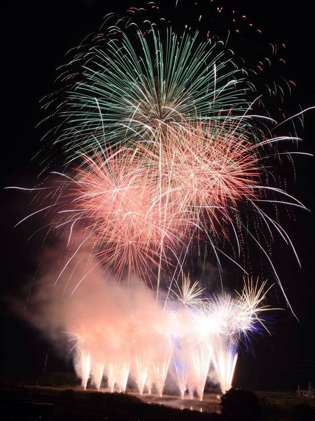 夜空を鮮やかに彩る花火＝揖斐郡大野町相羽、根尾川右岸
