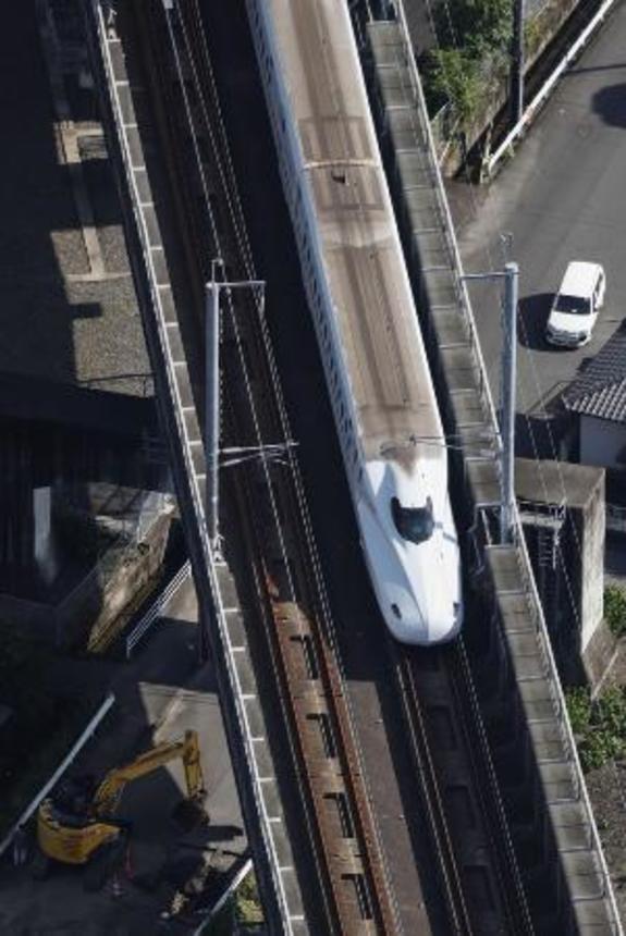 　地震の影響で熊本県八代市内に停車した九州新幹線＝７月３０日