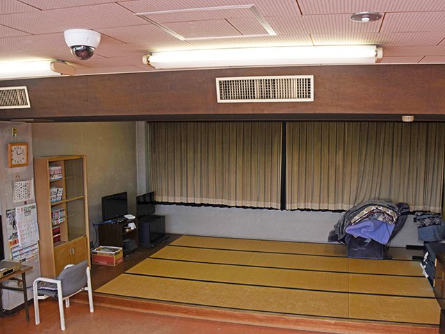 監視カメラ（左上）が設置されている調整ルーム内の娯楽室＝羽島郡笠松町、笠松競馬場