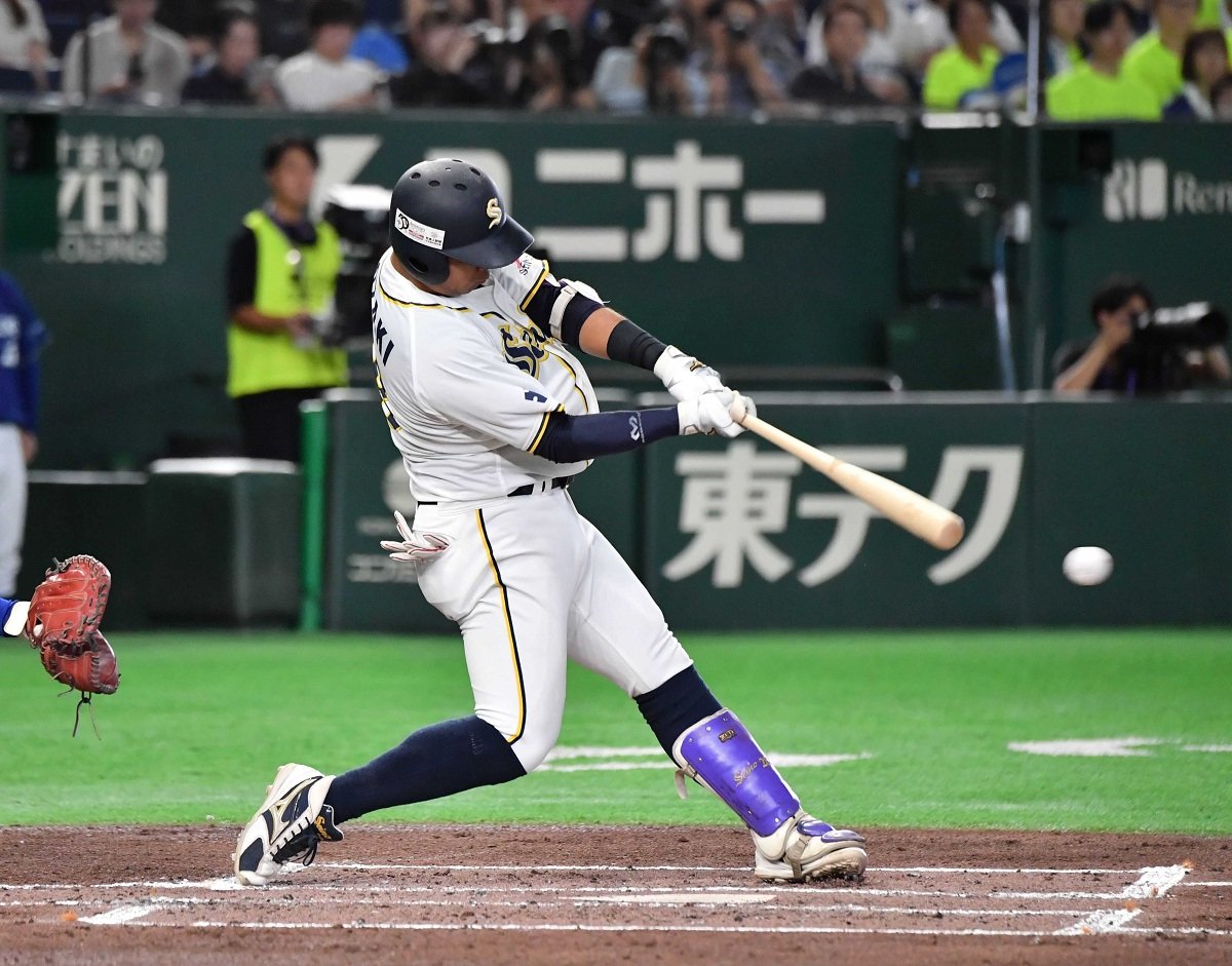 西濃運輸×エイジェック＝２回表西濃運輸無死、野崎がチーム初安打となる二塁打を放つ＝東京ドーム