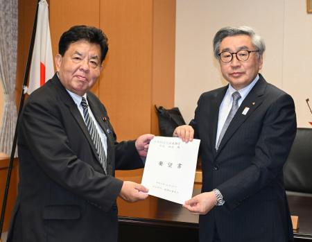 　美延映夫文科政務官（左）に要望書を手渡す「神楽継承・振興知事連合」の共同代表代理を務める日隈俊郎氏＝２６日午後、文科省