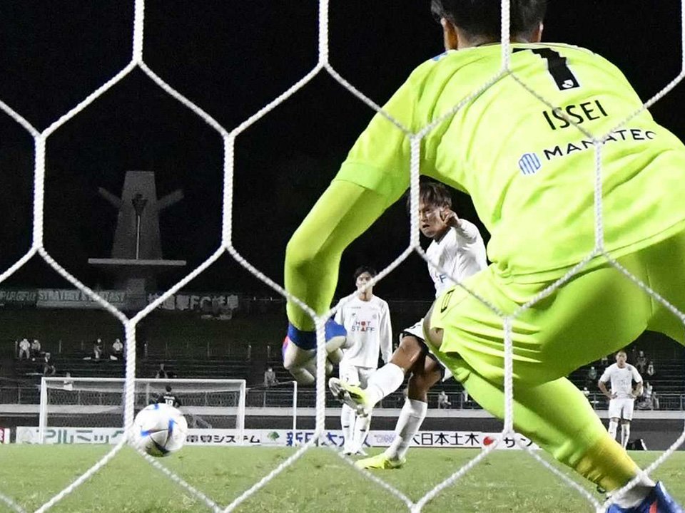 岐阜×長野＝試合終了間際、同点のＰＫを決める岐阜のＦＷ藤岡。ＧＫは大内＝長良川競技場