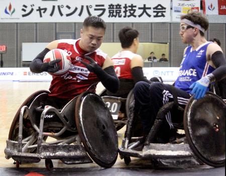 　車いすラグビーのジャパンパラ大会のフランス戦で攻め上がる日本の橋本（左）＝千葉ポートアリーナ