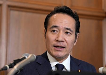 　閣議後に記者会見する簗農相＝１３日午前、国会