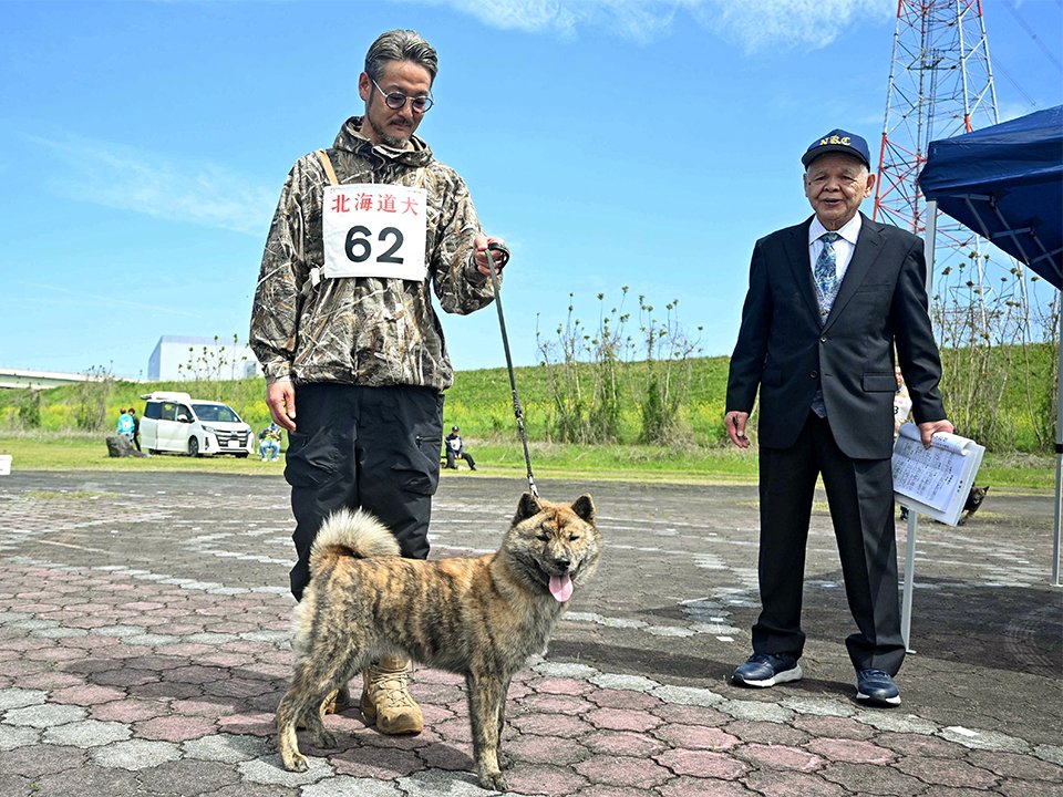 審査を受ける犬＝安八郡神戸町西座倉、河川敷パターゴルフ場