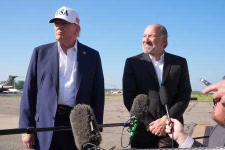 　６日、米ニュージャージー州で記者の質問に答えるトランプ大統領（左）とラトニック商務長官（ＡＰ＝共同）