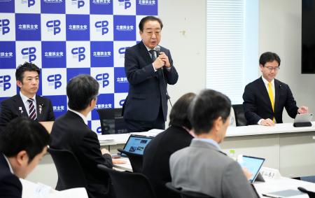 　立憲民主党の「次の内閣」の会合であいさつする野田代表（中央）＝２４日午後、国会
