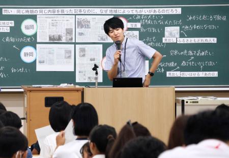 　ＮＩＥ全国大会で公開授業をする前野翔大教諭＝１日午前、神戸市