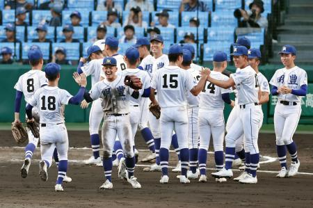 　佐賀北に勝利した明豊＝甲子園