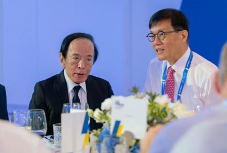 　ポルトガル・シントラで開かれたＥＣＢフォーラムの関連イベントで会話する日銀の植田和男総裁（左）と韓国銀行総裁＝６月３０日（ＥＣＢ提供、共同）