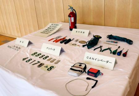 　「ＣＡＮインベーダー」（右下）などの押収品＝４月、埼玉県警吉川署