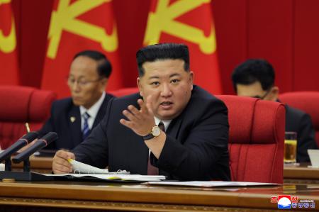 　中央委員会拡大総会で発言する北朝鮮の金正恩党総書記＝平壌（朝鮮中央通信＝共同）