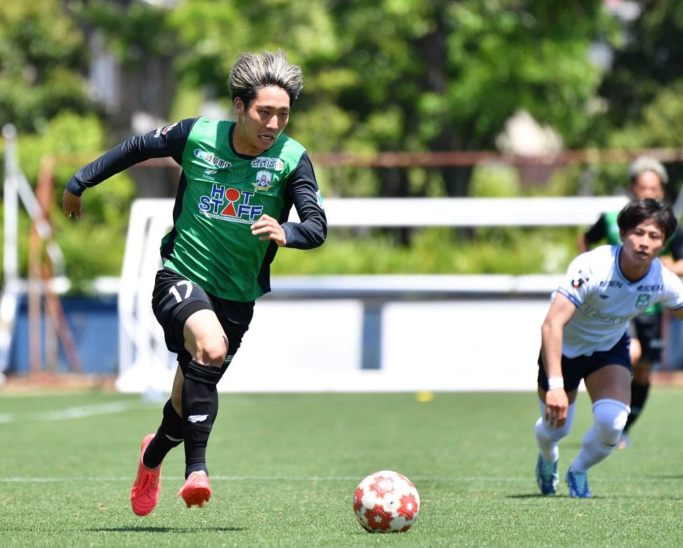 ＦＣ岐阜×沼津＝前半、右サイドをドリブルで駆け上がるＦＣ岐阜のＦＷ田口＝長良川球技メドウ