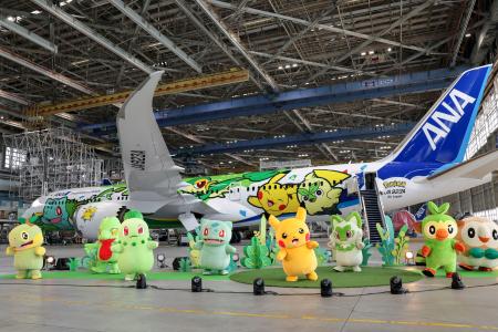 　お披露目された全日空のポケモン特別機＝１８日午後、羽田空港