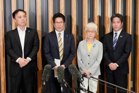 　国連のサルモン特別報告者との面会後、取材に応じる（左から）拉致被害者家族会事務局長の飯塚耕一郎さん、同代表の横田拓也さん、横田早紀江さん、横田哲也さん＝１日午後、東京都千代田区