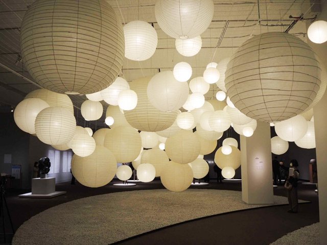 イサム・ノグチの「あかり」インスタレーション＝東京・上野の東京都美術館