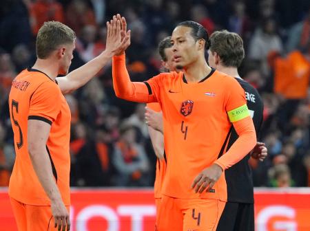 　ノルウェーに逆転勝ちし喜ぶオランダのファンダイク（右）＝アムステルダム（ＡＰ＝共同）