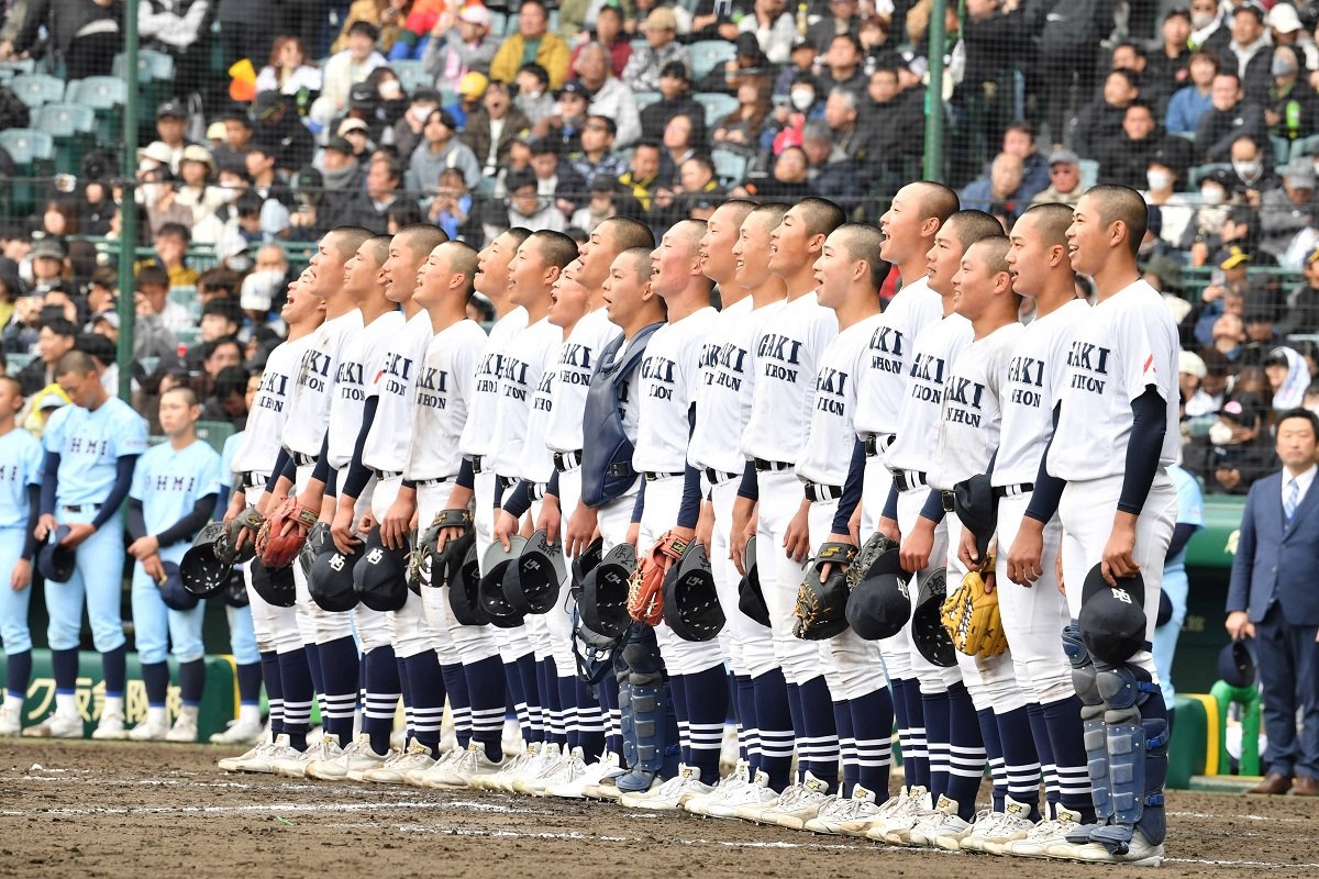選抜高校野球大会の１回戦で近江に勝利し、校歌を歌う大垣日大ナイン＝２２日午後２時５１分、兵庫県西宮市、甲子園球場（撮影・坂井萌香）