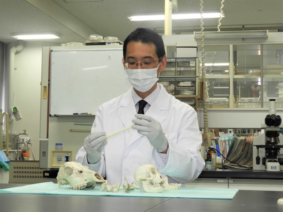 農学博士の学位を取得した岐阜県警科学捜査研究所の森幾啓主任研究員＝県警本部