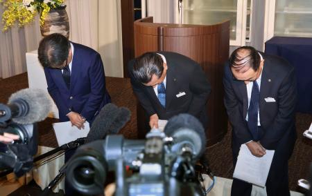 　不正融資問題を受けて謝罪するいわき信用組合の金成茂新理事長（中央）ら＝１３日午後、福島県いわき市
