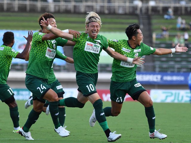 ＦＣ岐阜×今治＝後半ロスタイム、勝ち越しゴールを決めて喜ぶ岐阜のＭＦ川西（１０）＝長良川競技場