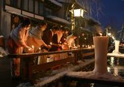 良縁を願いともされた千本ろうそく＝１５日午後５時３２分、岐阜県飛騨市古川町