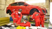 自動車整備実習でブレーキの点検に取り組む学生たち＝同町深萱、中日本自動車短大
