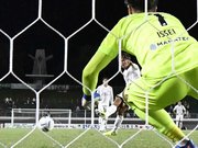 岐阜×長野＝試合終了間際、同点のＰＫを決める岐阜のＦＷ藤岡。ＧＫは大内＝長良川競技場