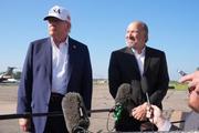 　６日、米ニュージャージー州で記者の質問に答えるトランプ大統領（左）とラトニック商務長官（ＡＰ＝共同）