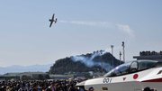 航空自衛隊岐阜基地に展示された航空機に見入る人々。「岐阜基地航空祭」の一幕で、アクロバット飛行も行われた＝２０１９年１１月１０日、各務原市内