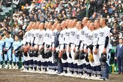 選抜高校野球大会の１回戦で近江に勝利し、校歌を歌う大垣日大ナイン＝２２日午後２時５１分、兵庫県西宮市、甲子園球場（撮影・坂井萌香）