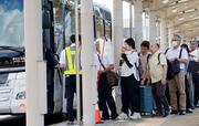 　土気駅から出発する代替バスに乗り込む人たち＝１８日午前７時３７分、千葉市緑区