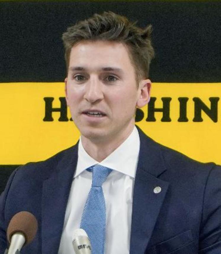 　入団記者会見する阪神の新外国人選手、ディベイニー＝２８日、兵庫県西宮市