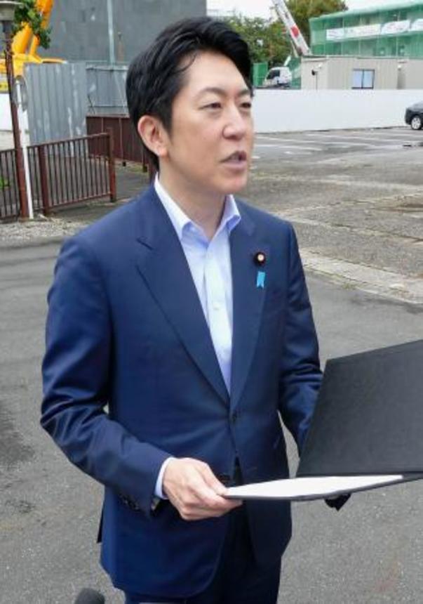 　国家公務員宿舎の予定地視察後、記者団の取材に応じる佐藤啓官房副長官＝１０日午前、東京都千代田区