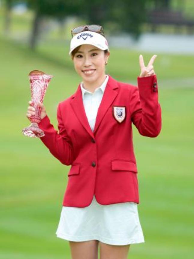 　通算１２アンダーで優勝した木村彩子＝東急セブンハンドレッド