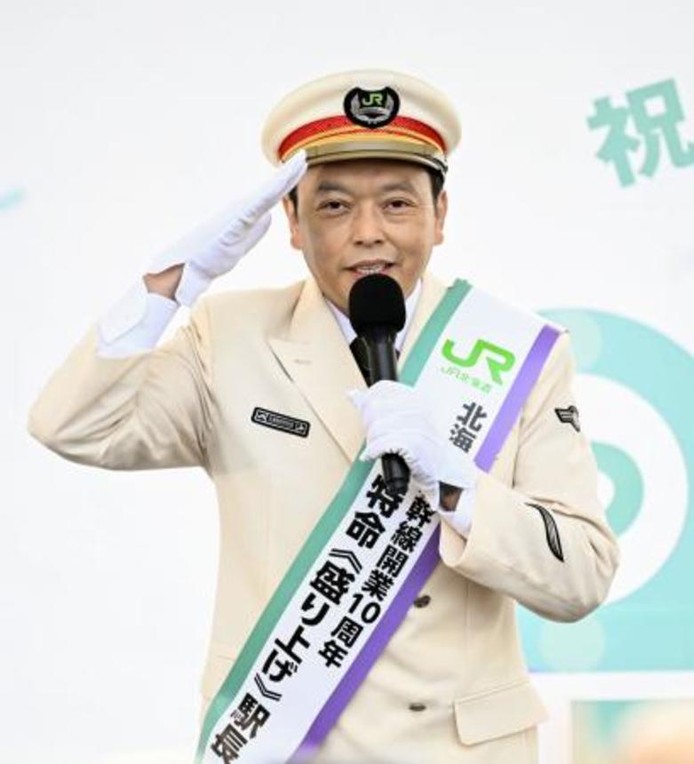 　北海道新幹線開業から１０年になるのを前に開かれたイベントで話す、漫才コンビ「中川家」の礼二さん＝２１日午前、北海道北斗市の新函館北斗駅前