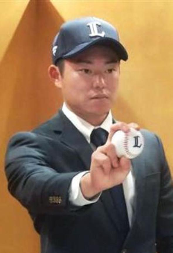 　西武入りが決まり、ポーズをとる育成ドラフト６位で指名された上智大の正木悠馬投手＝５日、東京都内