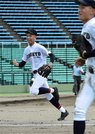 中京×各務原＝１回表各務原　無失点で抑え、仲間とともにベンチに戻る中京の中村（左）＝長良川