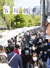 多くの人でにぎわう宮川朝市＝３日午前１０時２１分、高山市下三之町
