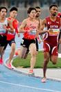 　男子８００メートル予選　力走する落合晃（手前中央）＝亀尾（共同）